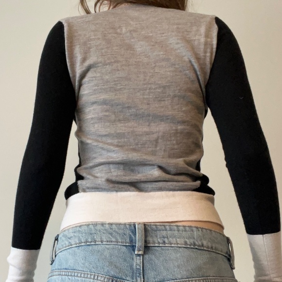 Club Monaco - Fitted V-Neck Sweater: Womens XS/TP 100% Wool Italian Yarn - Picture 4 of 4